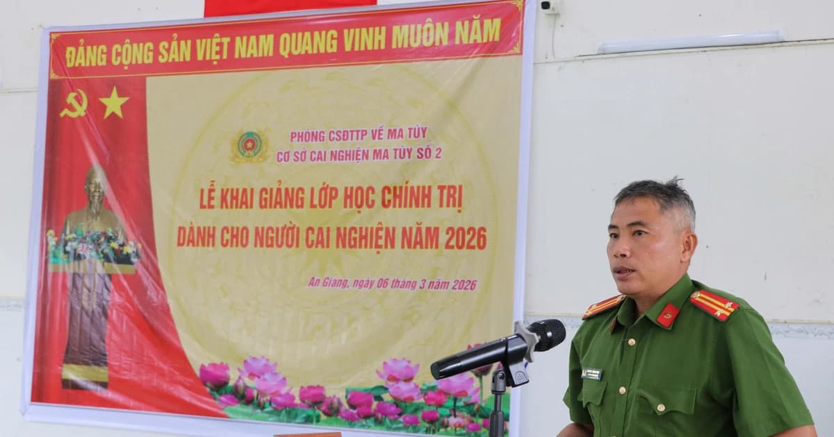 Khai giảng lớp học chính trị dành cho người cai nghiện ma túy