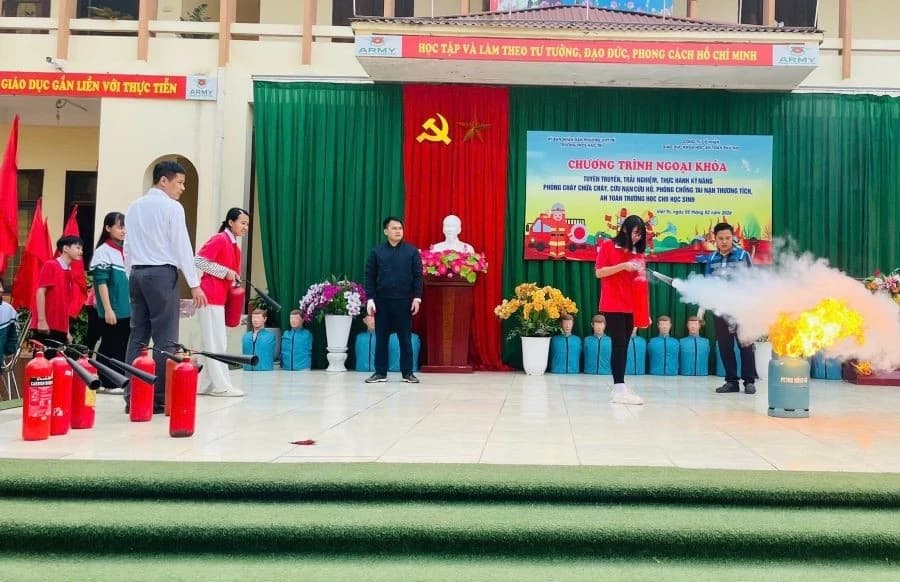 Trường học ở Phú Thọ tuyên truyền, thực hành kỹ năng phòng cháy chữa cháy cho HS