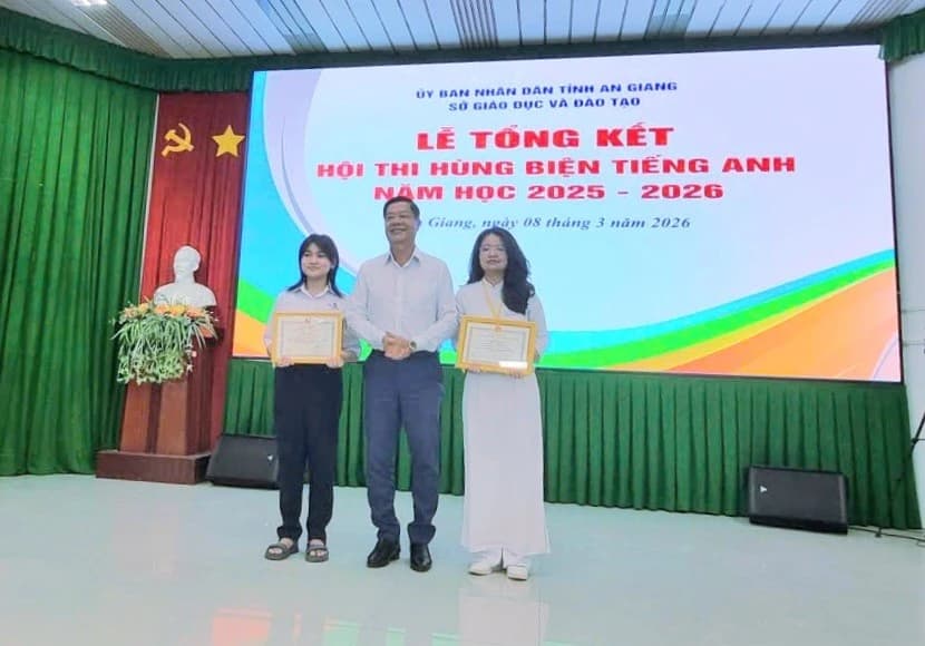 An Giang trao thưởng Hội thi hùng biện tiếng Anh dành cho học sinh phổ thông