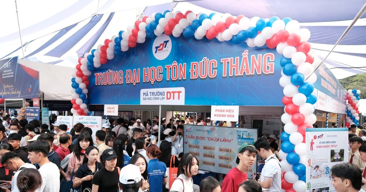 Thị trường tài chính đổi nhanh, sinh viên không thể chỉ có tấm bằng