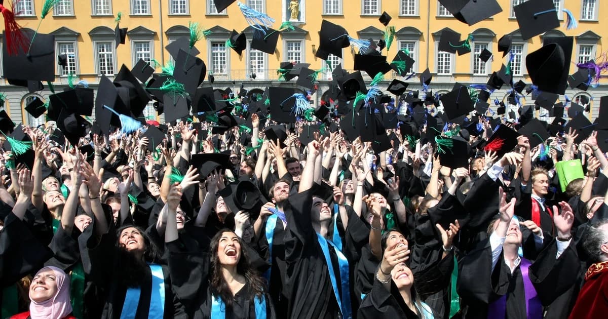 Tân cử nhân trước sóng gió thị trường lao động