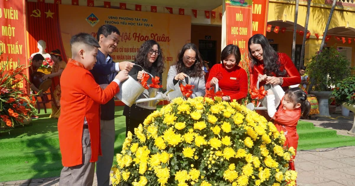 Cùng trò tiểu học tìm hiểu ngành nghề truyền thống của địa phương