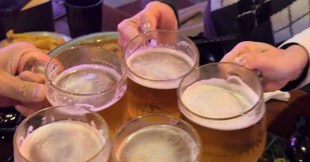 Vì sao nhiều người có thể uống hàng chục chai bia nhưng lại 'chịu thua' trước 2 lít nước lọc?