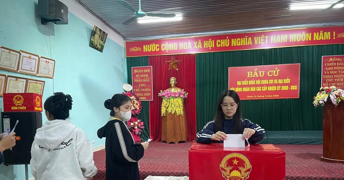 Sinh viên Tuyên Quang tham gia bỏ phiếu trong không khí phấn khởi