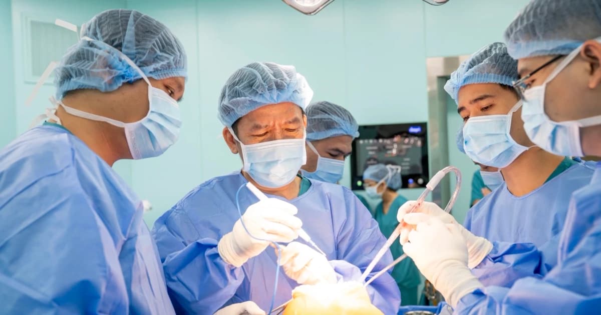 Đi thang bộ mỗi ngày, nam thanh niên 32 tuổi bị hỏng khớp gối