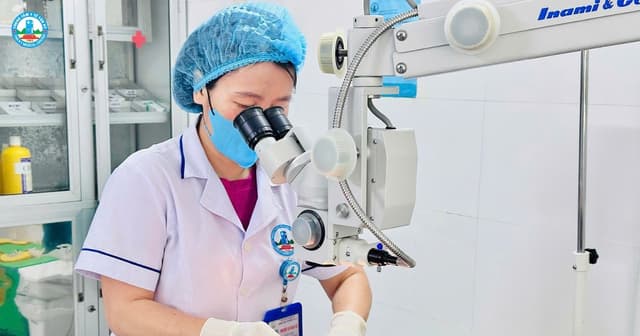 Phát hiện rận mu chi chít trên mí mắt một người phụ nữ