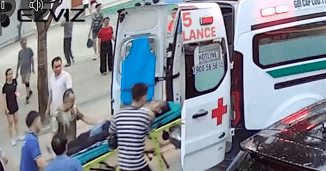 Đưa con đi chơi, bác sĩ kịp thời cứu sống người đột quỵ trên sân bóng