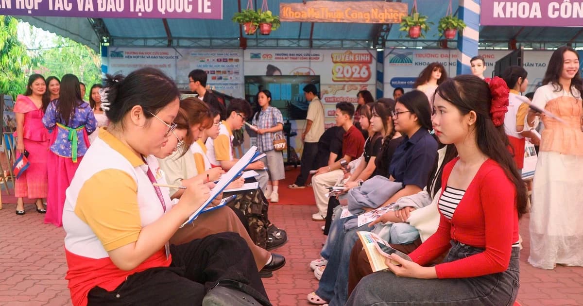 Trường ĐH Cửu Long đón hơn 7.000 học sinh tham quan, trải nghiệm và hướng nghiệp