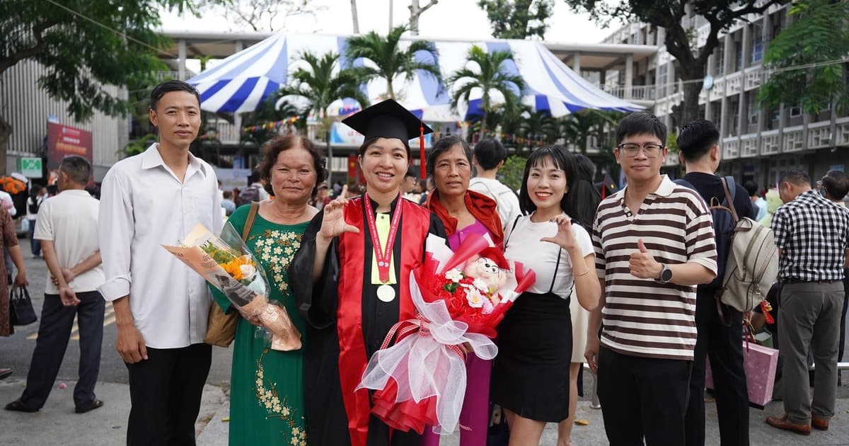 Bầu đôi 8 tháng rưỡi vẫn đi nhận bằng: Nữ bác sĩ gây xúc động với hành trình ‘không lùi bước’