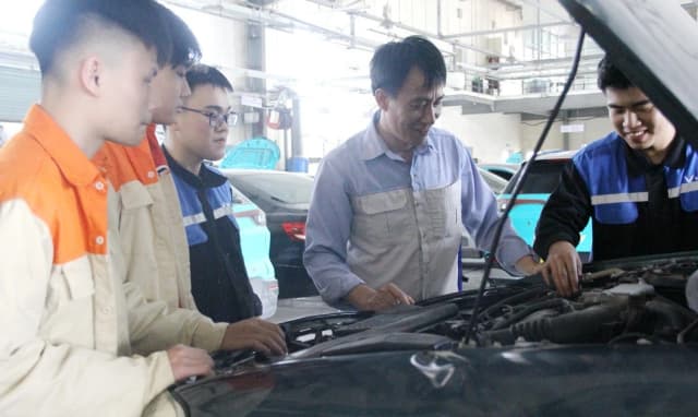 Bằng cấp chỉ là ‘tấm vé’ khởi đầu, không bảo đảm sự nghiệp bền vững