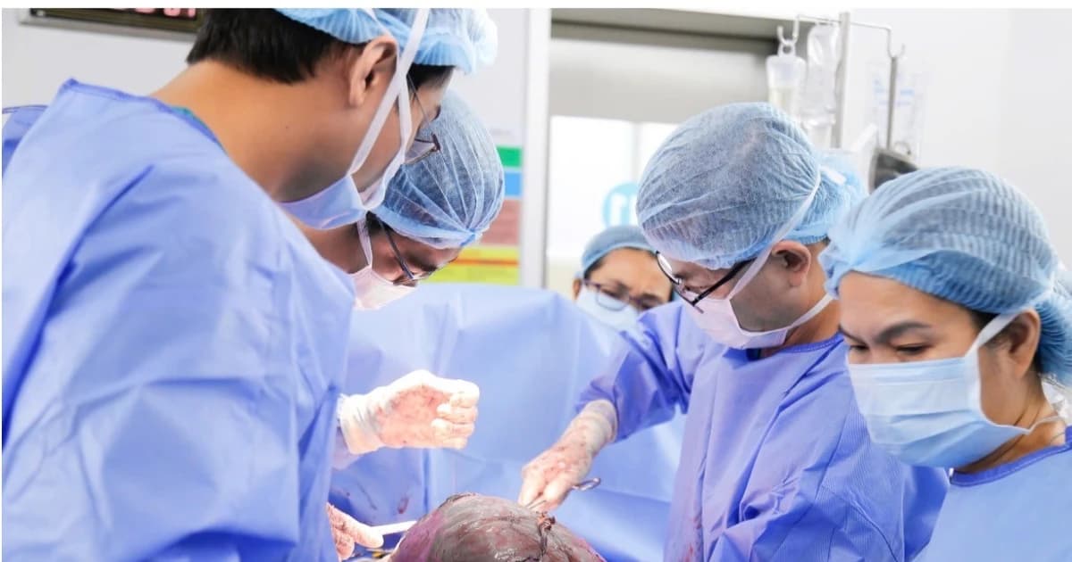 Bóc tách u xơ tử cung 12kg cho bệnh nhân 25 tuổi