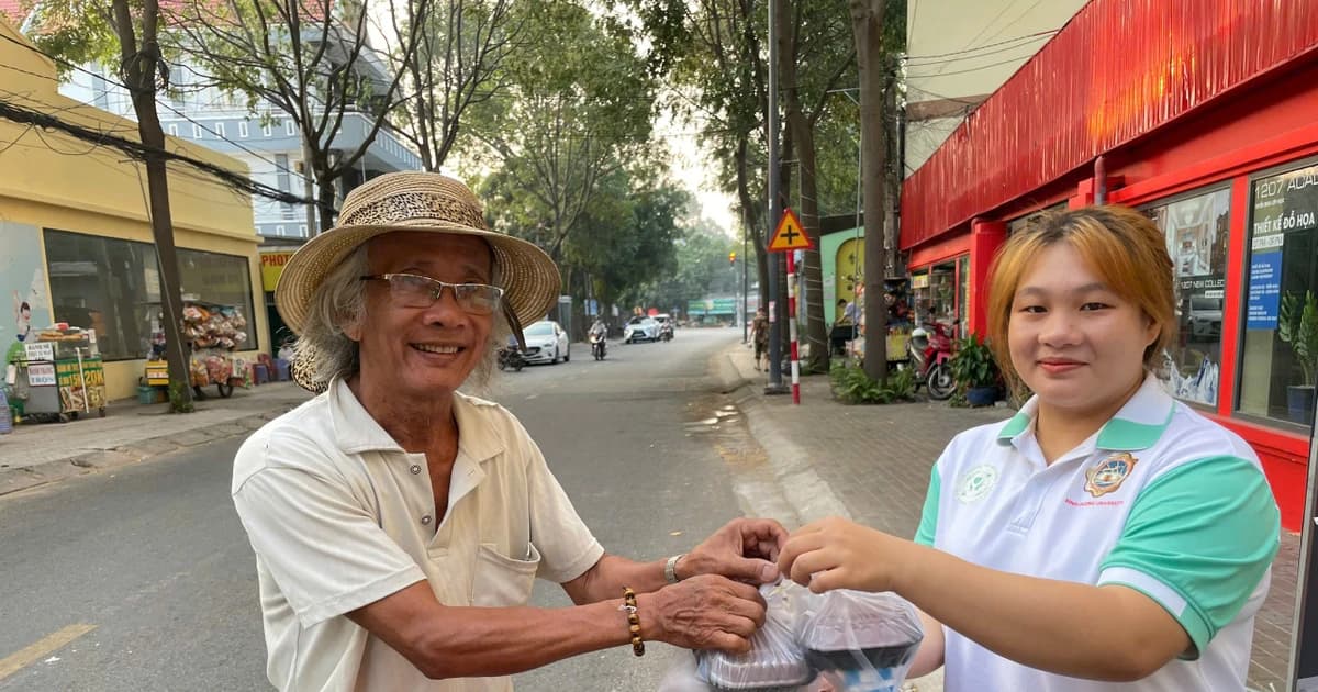 Sinh viên phát 500 hộp xôi miễn phí tặng người nghèo