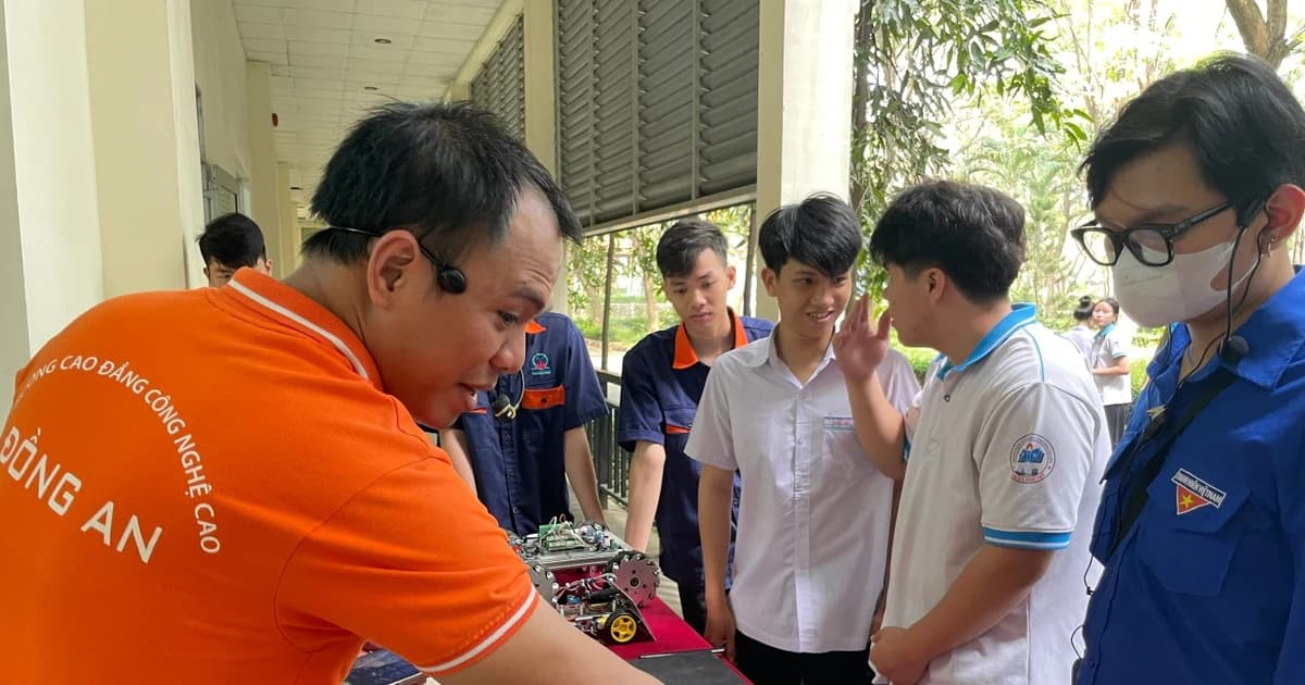 'Chạm' tới nghề qua trải nghiệm