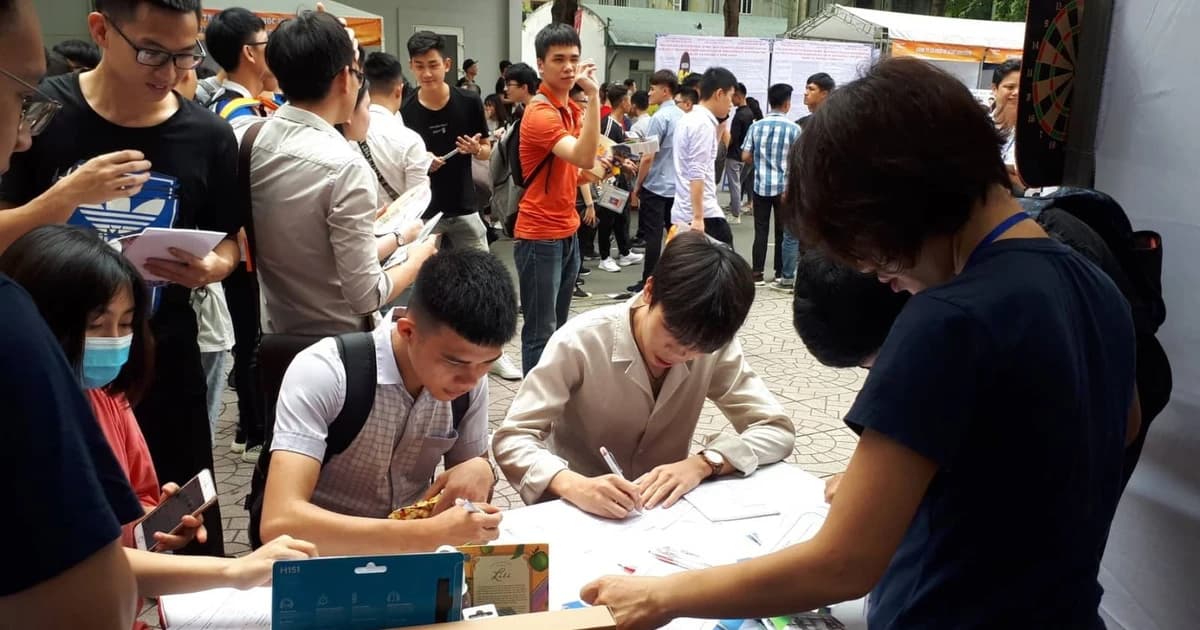 Sinh viên trong 'vòng xoáy thành tích'