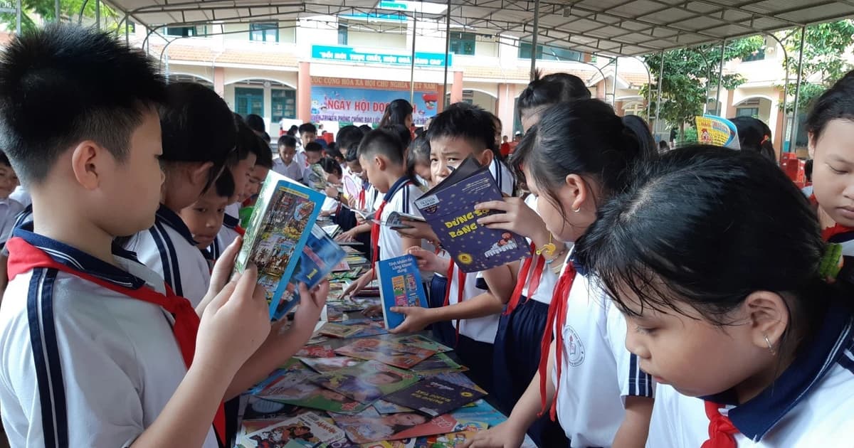 Từ trang sách: Mở ra thế giới nhiệm màu