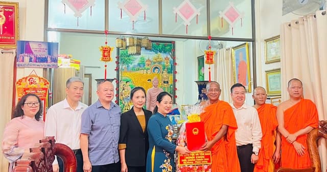 Bộ Dân tộc và Tôn giáo chúc Tết Chôl Chnăm Thmây tại chùa Candaransi hơn 80 năm tuổi