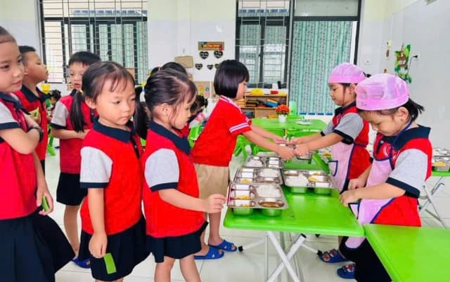 Hà Tĩnh nắng nóng kéo dài: Tăng kiểm soát bữa ăn học đường