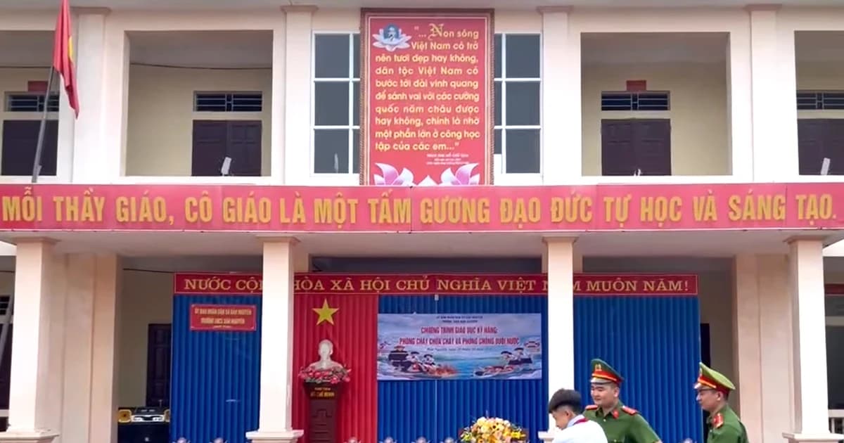 Học sinh Phú Thọ thực hành phòng cháy chữa cháy, chống đuối nước