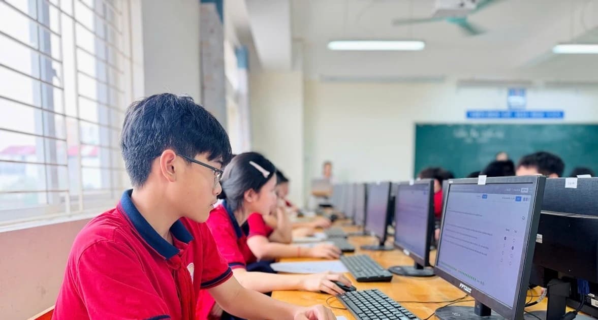 Học sinh Thủ đô hào hứng với bài kiểm tra trên máy tính