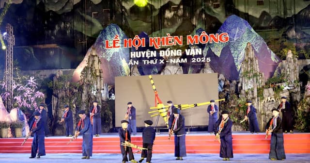 Gần 900 người diễu hành trong lễ hội Khèn Mông xã Đồng Văn