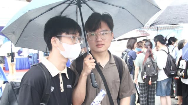 Sinh viên hào hứng ‘đội mưa’ săn cơ hội tại Ngày hội việc làm