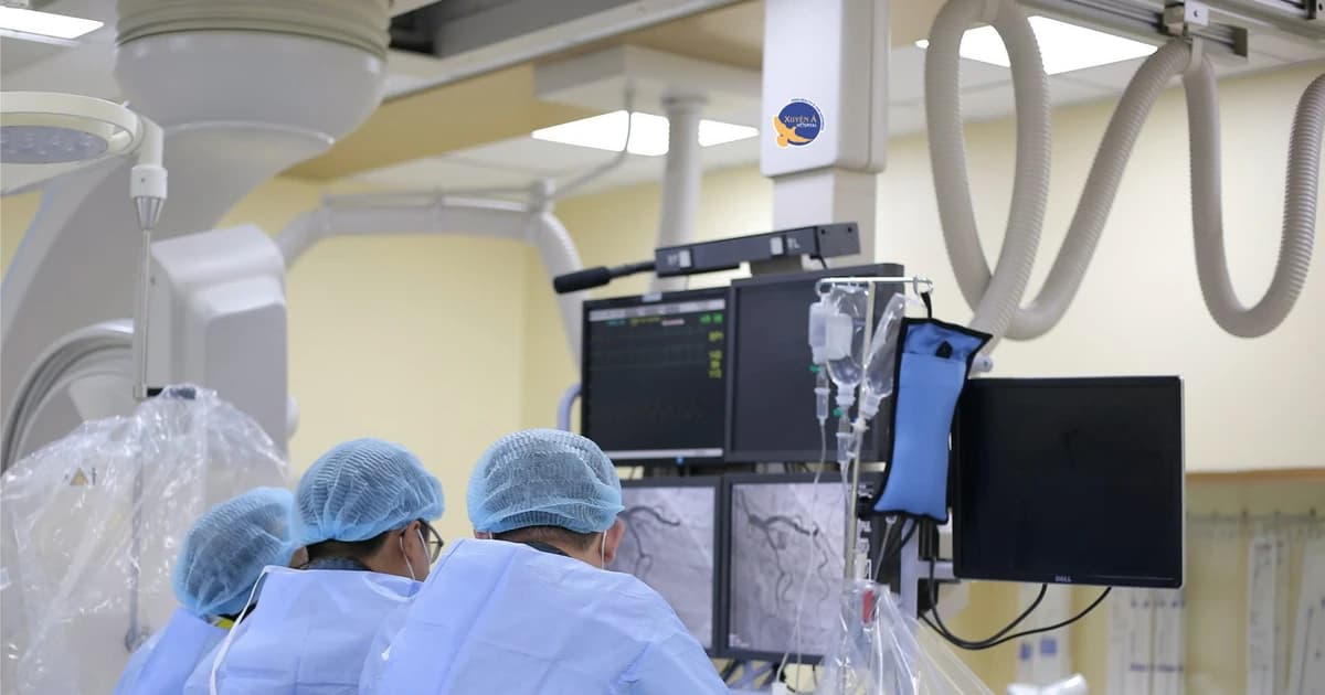 Cứu sống hai khách ngoại quốc nhồi máu cơ tim trong ‘giờ vàng’