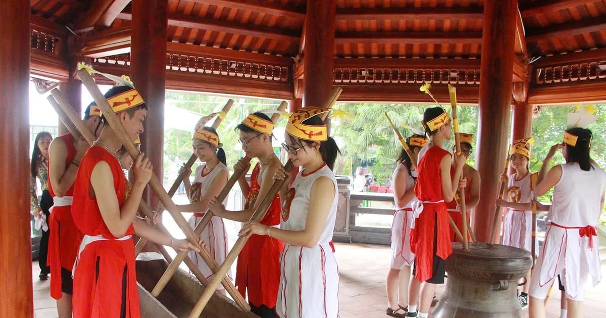Trình diễn trống đồng, đâm đuống ‘hút’ khách tại Đền Hùng