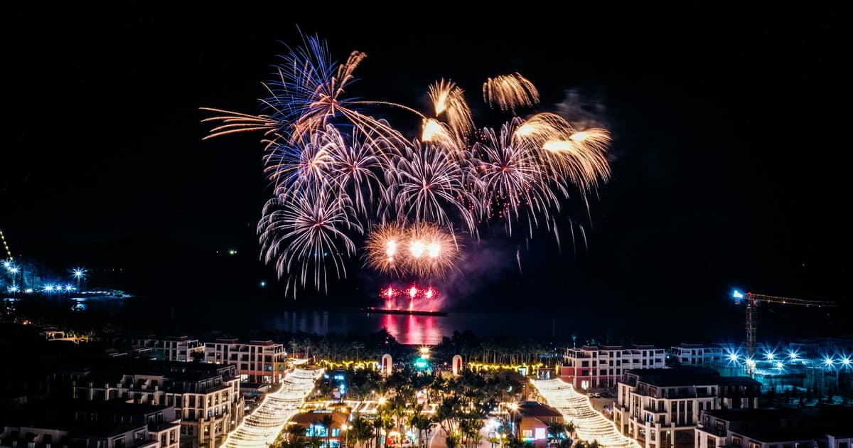 Cát Bà đón dòng khách lớn đêm khai trương VUI-Fest, vịnh trung tâm bùng nổ không khí lễ hội