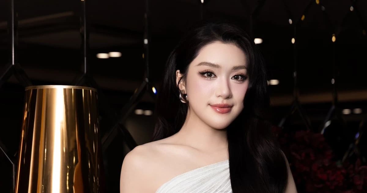 Phương Oanh bật khóc trong vòng tay gia đình sau một tháng đăng quang