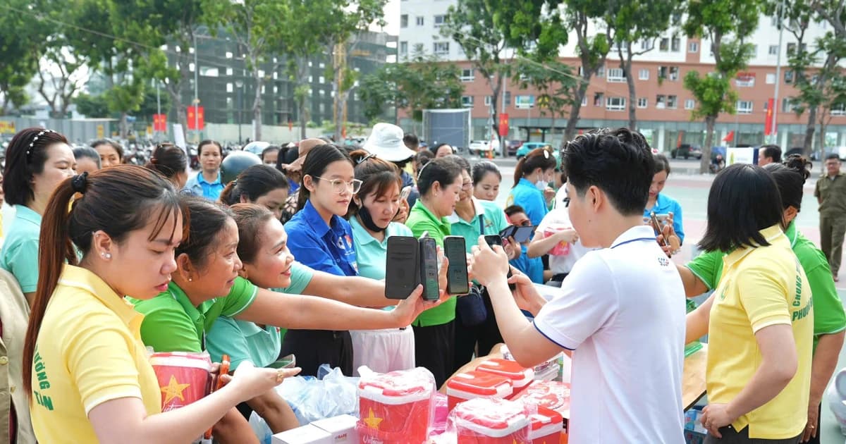 Sôi nổi ngày hội đổi rác lấy quà, lan tỏa lối sống xanh