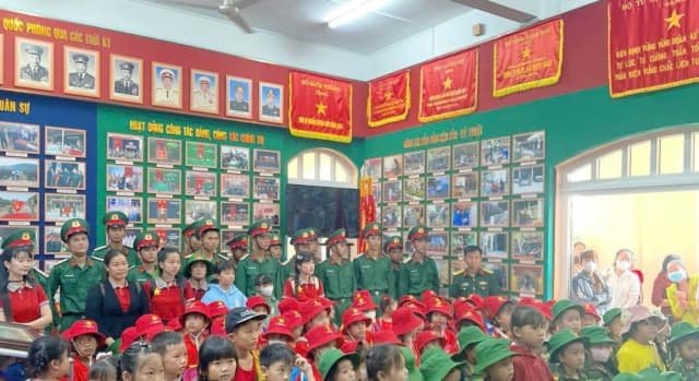Trường mầm non ở An Giang GD truyền thống cho trẻ qua trải nghiệm quân đội