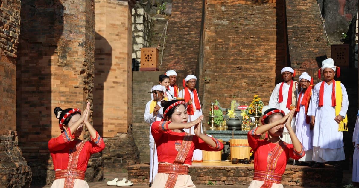 Đông đảo người dân và du khách đổ về Lễ hội Tháp Bà Pô Nagar 2026