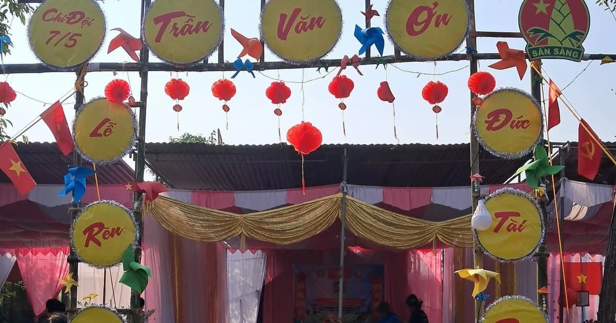 Cắm trại hay 'dự tiệc' dưới rạp cưới?