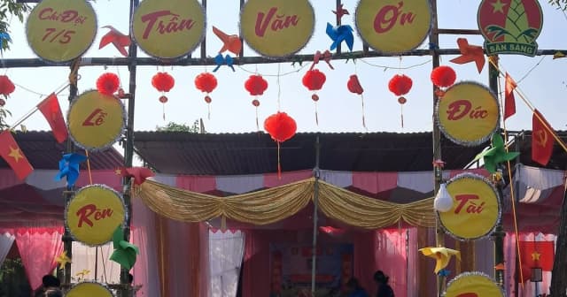 Cắm trại hay 'dự tiệc' dưới rạp cưới?