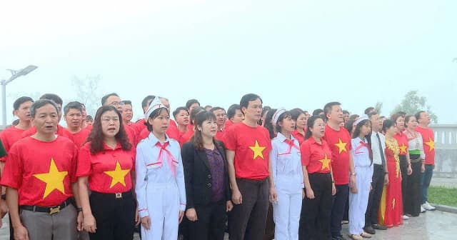 Lễ chào cờ thiêng liêng nơi cực Tây Tổ quốc