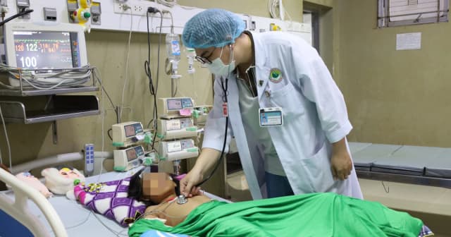 Trốn trong bụi cây, học sinh lớp 4 bị ong vò vẽ đốt nguy kịch