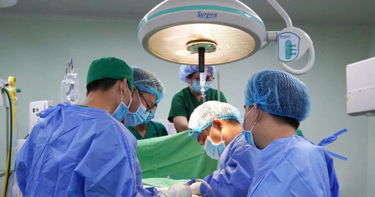 Bị đinh kim loại xuyên bụng, nam thanh niên thoát hiểm hy hữu
