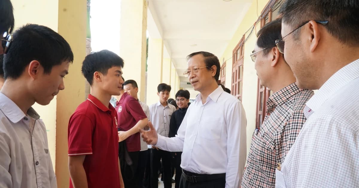 Thứ trưởng Phạm Ngọc Thưởng kiểm tra công tác chuẩn bị thi tốt nghiệp THPT tại Nghệ An