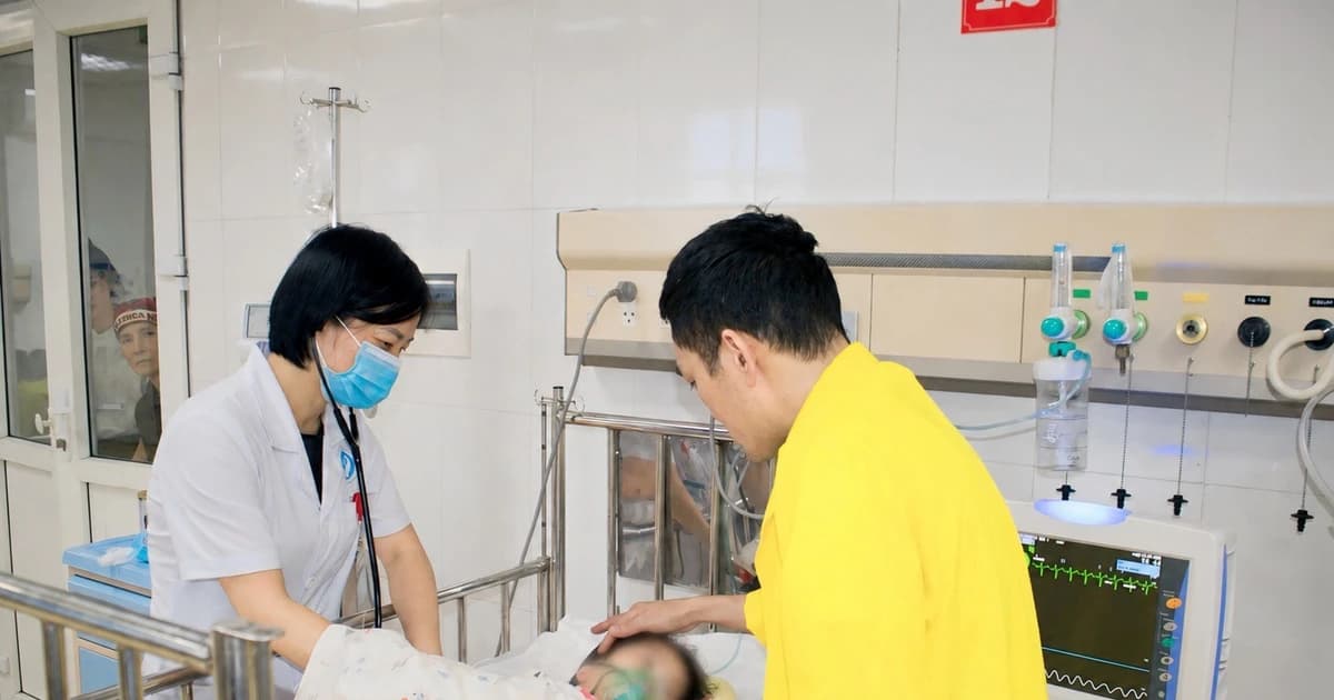 Bé gái 3 tuổi nguy kịch vì mắc kẹt cổ vào cổng sắt