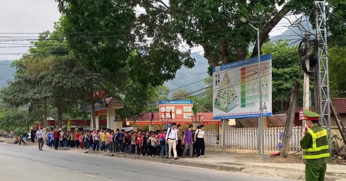 Lập 'luồng xanh' an toàn cho học sinh vùng cao đến lớp