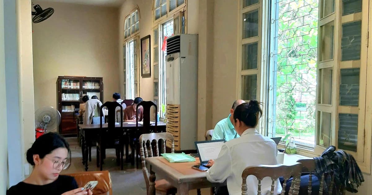 Thói quen đọc của SV thời đại số: Sự giao thoa giữa trang giấy và màn hình