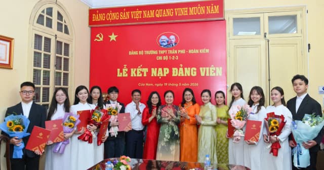 9 HS Trường THPT Trần Phú-Hoàn Kiếm được kết nạp Đảng đúng ngày sinh nhật Bác