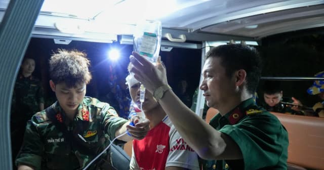 Xuyên đêm đưa 2 bệnh nhân nguy kịch từ Trường Sa về đất liền