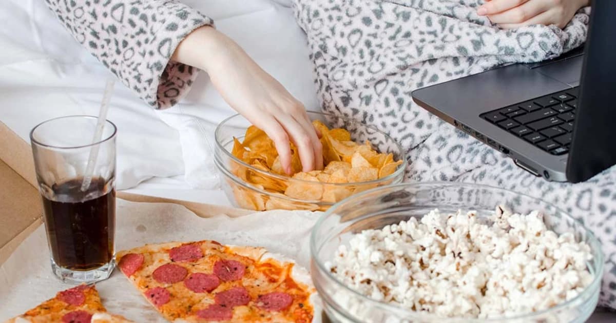 Ngừng ngay thói quen ăn vặt gây mất ngủ