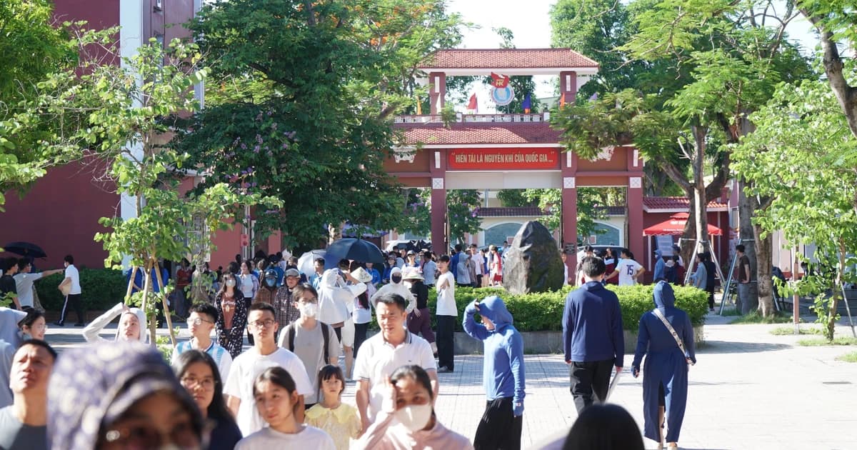 Nắng nóng đỉnh điểm, thí sinh thi vào lớp 10 ở Nghệ An đông nhất từ trước đến nay
