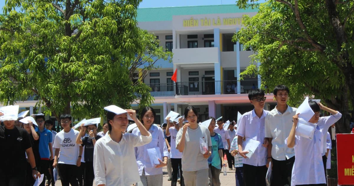 Thí sinh Hà Tĩnh đội nắng hoàn thành buổi thi đầu tiên