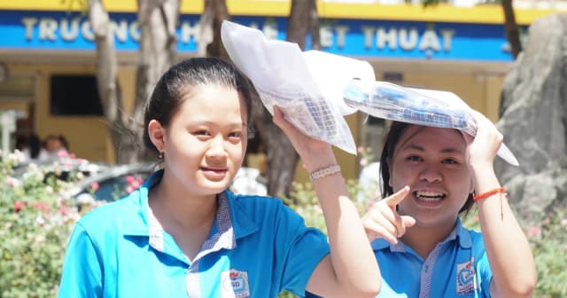 Thí sinh Nghệ An nhẹ nhõm hoàn thành môn thi cuối vào lớp 10