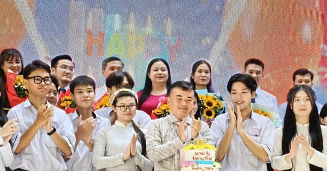 Hiệu trưởng gửi gắm học sinh chữ ‘Tĩnh’ trước kỳ thi tốt nghiệp THPT