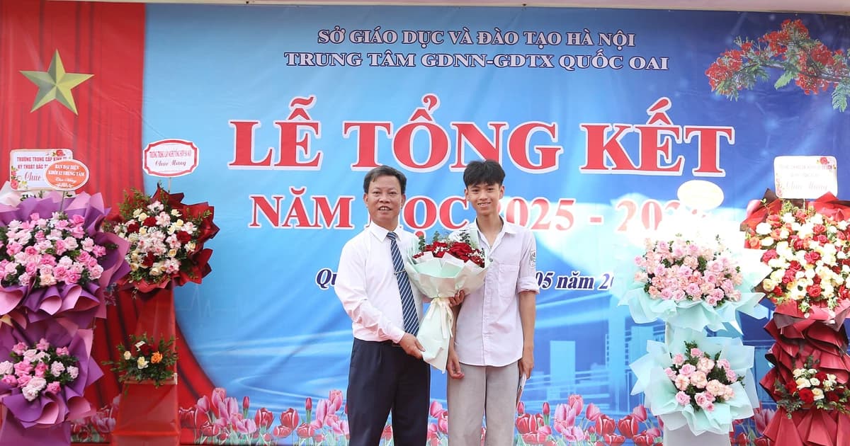 Trao thưởng trong lễ tổng kết thầy dặn trò lớp 12 'giữ vững niềm tin' ôn thi tốt nghiệp