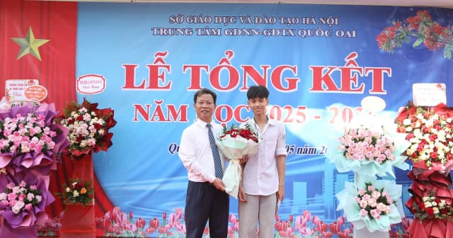 Trao thưởng trong lễ tổng kết thầy dặn trò lớp 12 'giữ vững niềm tin' ôn thi tốt nghiệp